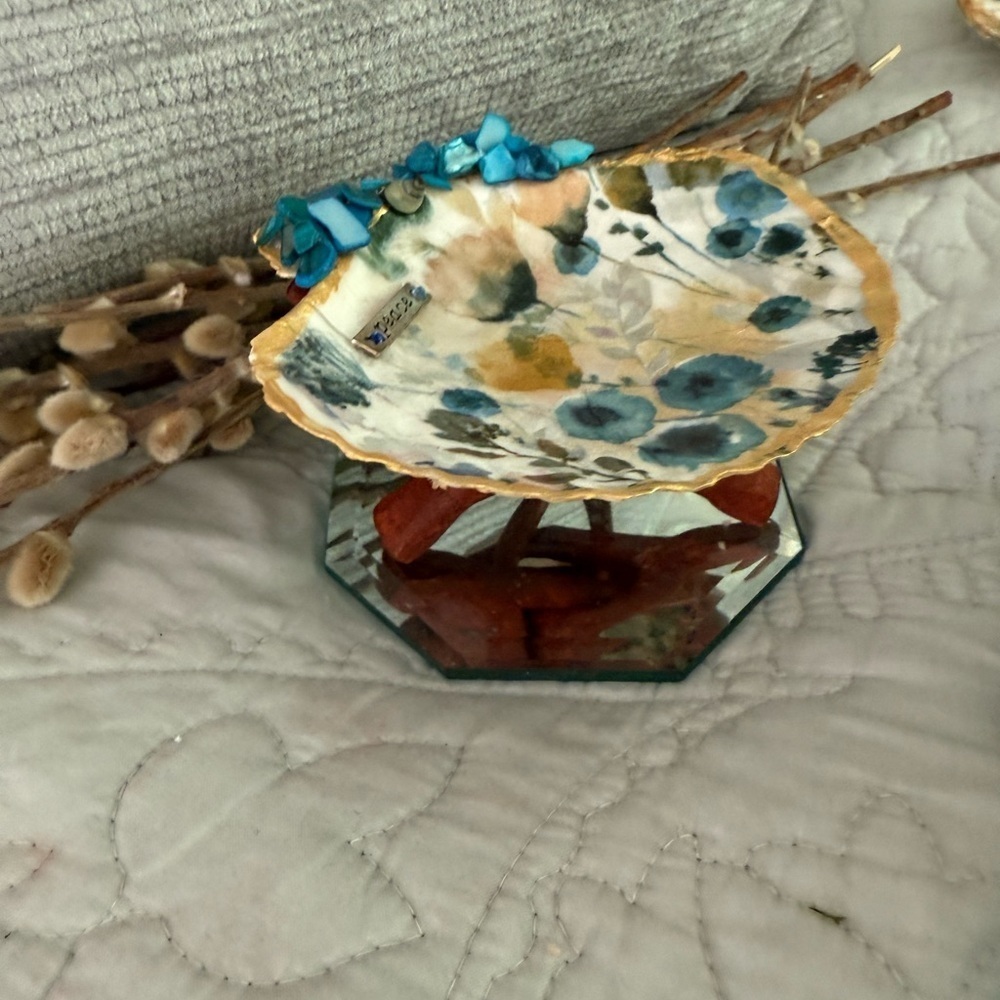 Shell Trinket DishDecoupage Clam Shell Trinket Dish  with Stand